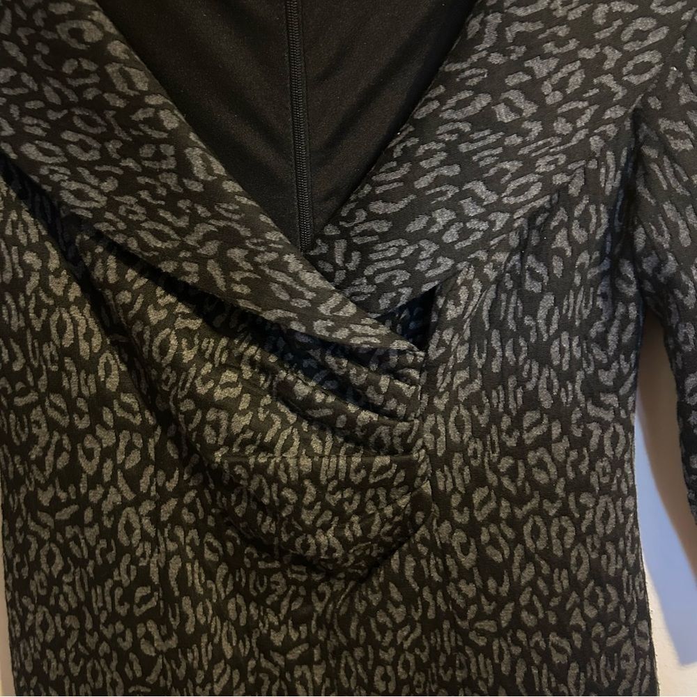 Kay Unger Women’s Gray Animal Print 3/4 Sleeve Ruched V Neck Sheath Dress Size 6 - Picture 5 of 7